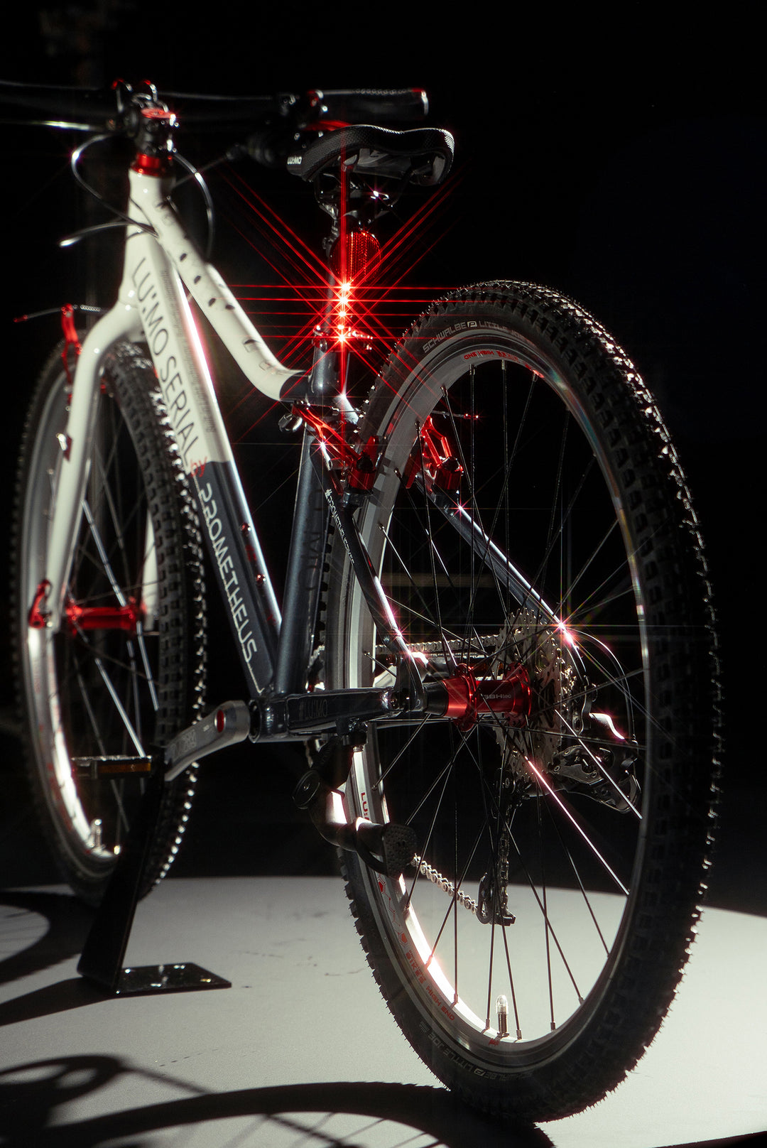 LU:MO Kinderrad 26 Zoll ab 10 Jahre | 9-Gang | MIST GREY | LED-Integration ★ Vorverkauf | Versand 19. Dez