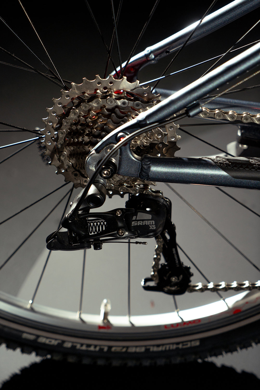 LU:MO Kinderrad 26 Zoll ab 10 Jahre | 9-Gang | MIST GREY | LED-Integration ★ Vorverkauf | Versand 19. Dez